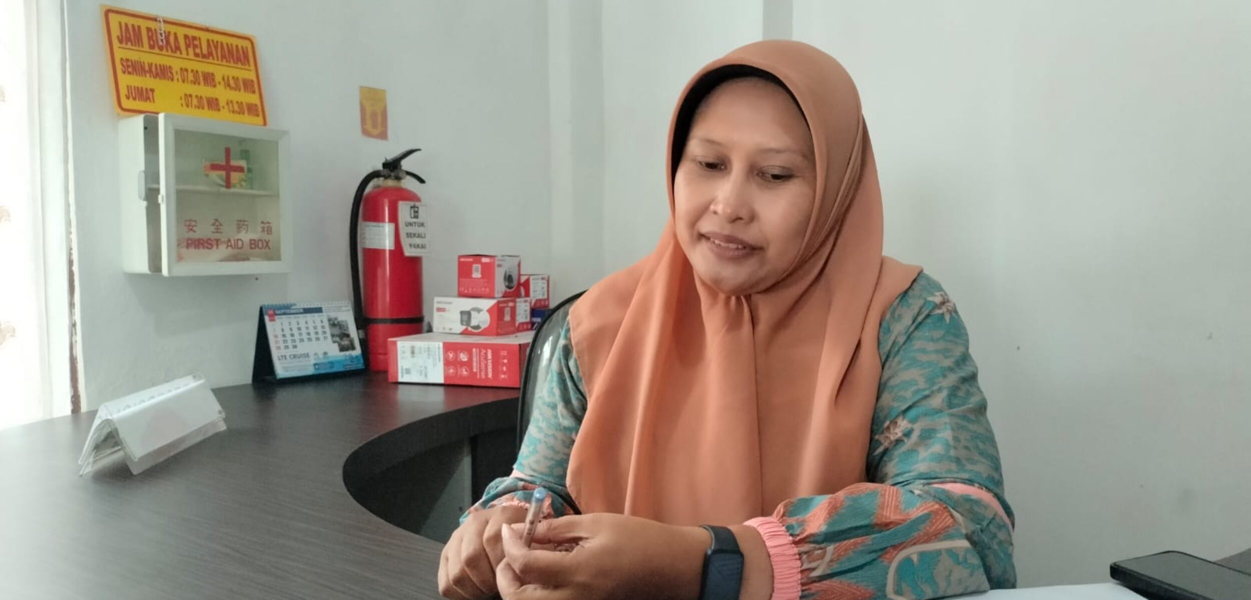 Plt Kepala Bidang Penempatan Perluasan Kerja dan Transmigrasi, Dwisetya saat dimintai keterangan. (Karimatul Maslahah/Kabarterdepan.com)