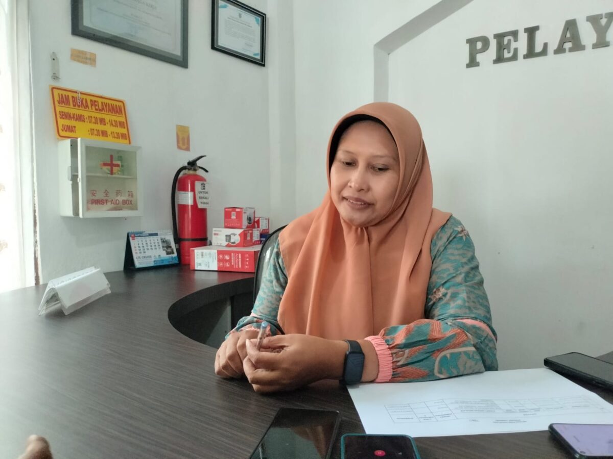 Plt Kepala Bidang Penempatan Perluasan Kerja dan Transmigrasi, Dwisetya saat dimintai keterangan mengenai korban TPPO di Kamboja. (Karimatul Maslahah/Kabarterdepan.com)
