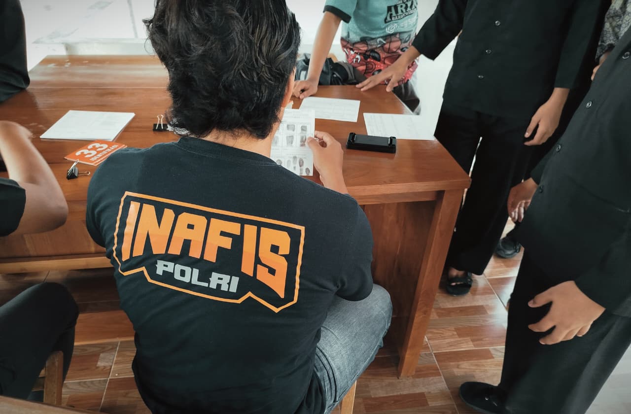 Tim Inafis Polres Blora meminta keterangan pada puluhan pelajar SMP Blora. (Foto: Rengga/kabarterdepan.com)