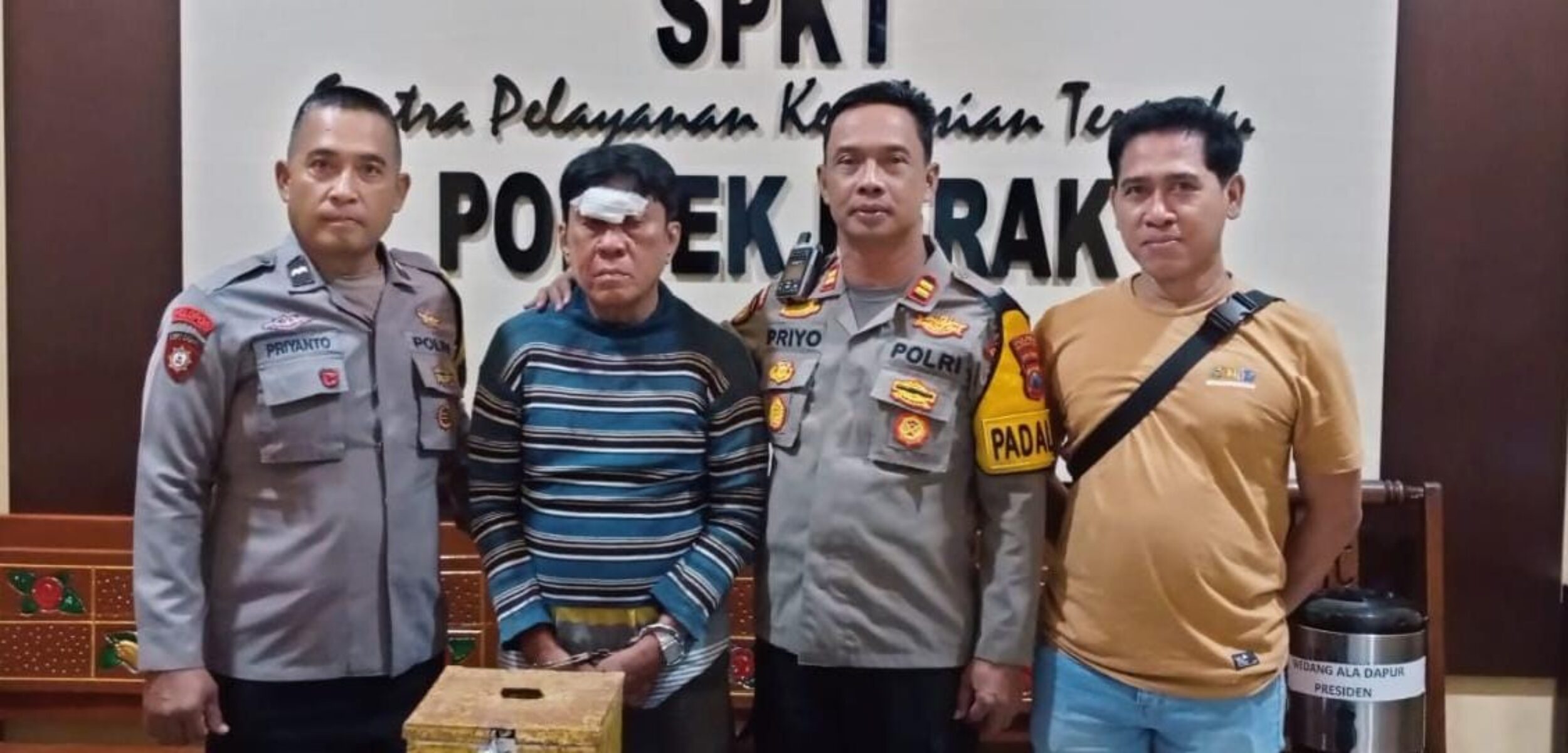 Petugas Polsek Perak usai mengamankan pelaku pencurian kotak amal di Masjid Al-Murtadho, Jombang. (Karimatul Maslahah/Kabarterdepan.com)