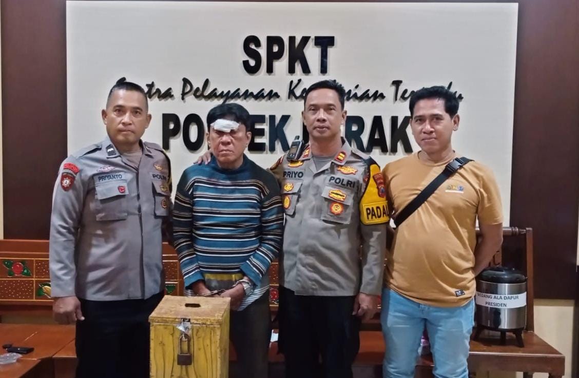 Petugas Polsek Perak usai mengamankan pencuri kotak amal di Masjid Al-Murtadho, Jombang. (Karimatul Maslahah/Kabarterdepan.com)