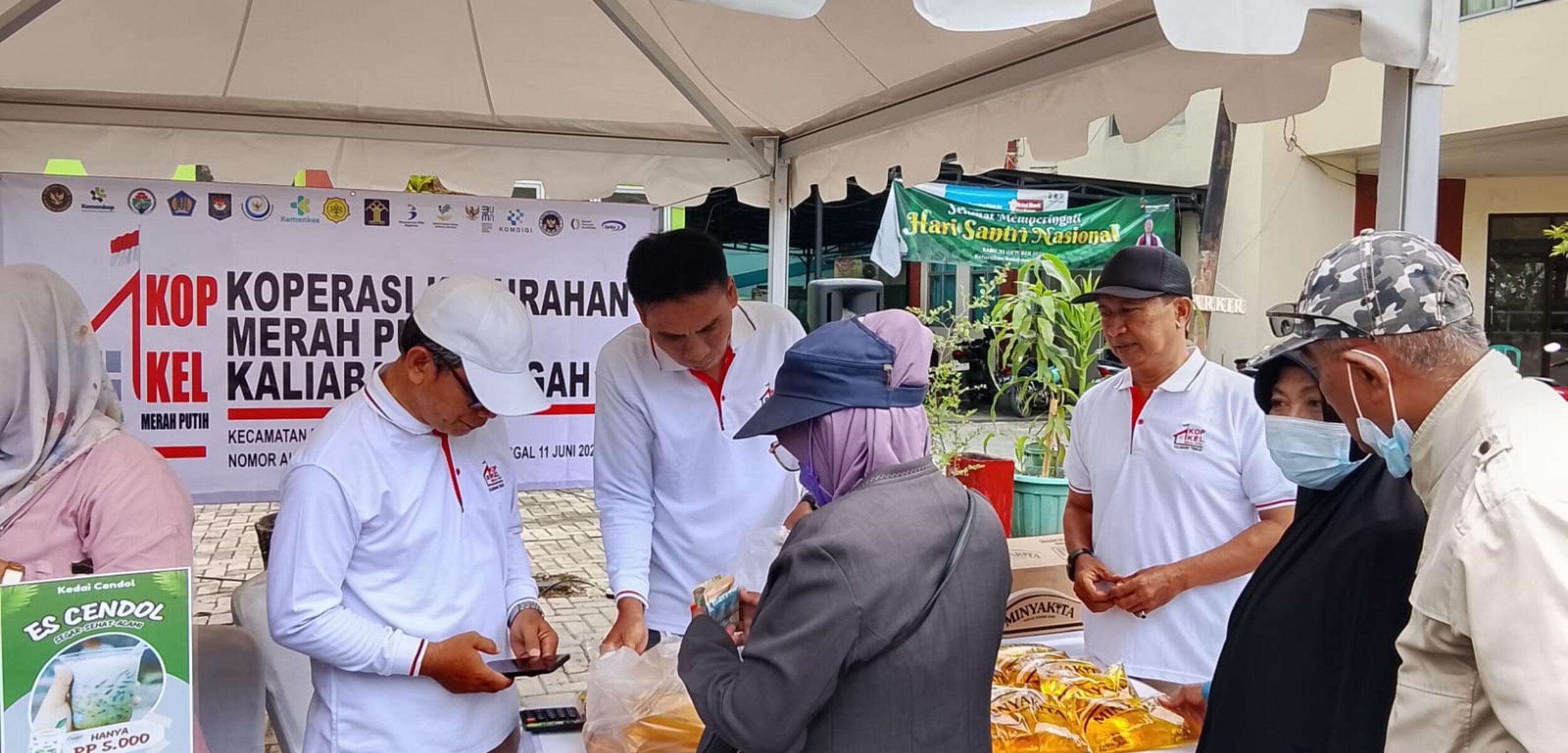 Koperasi Merah Putih Kelurahan Kaliabang Tengah ikut berpartisipasi dalam Operasi Pasar Disperindag Kota Bekasi. (Yanso/Kabarterdepan.com)
