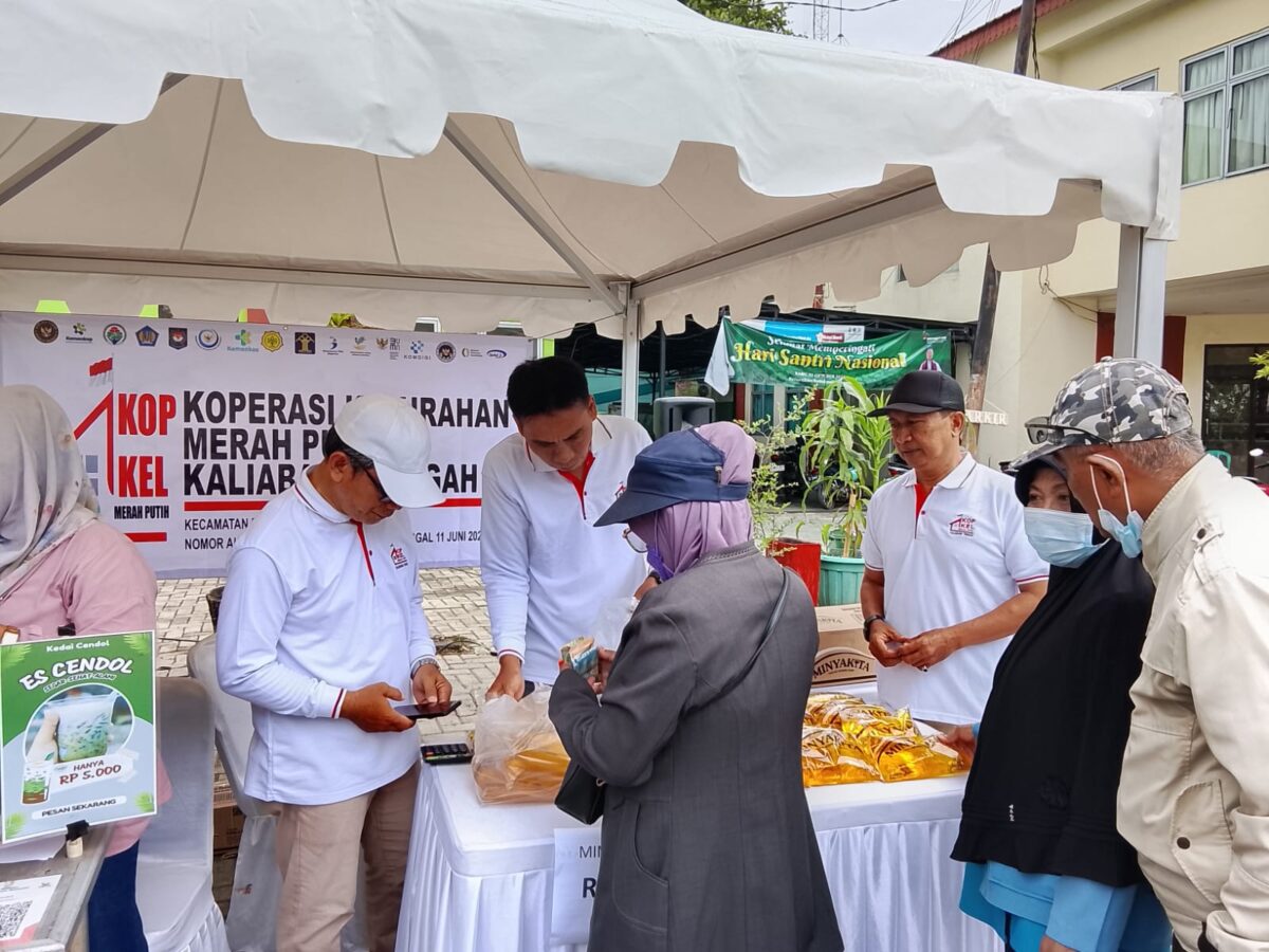 Koperasi Merah Putih Kelurahan Kaliabang Tengah ikut berpartisipasi dalam Operasi Pasar Disperindag Kota Bekasi. (Yanso/Kabarterdepan.com)