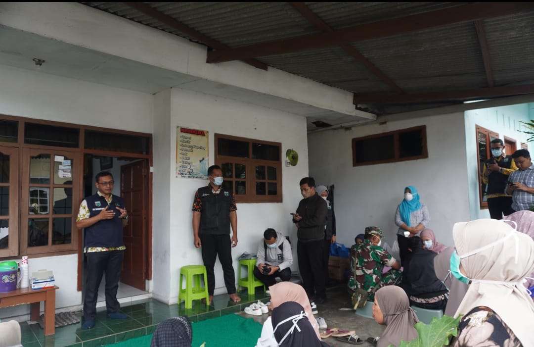 WhatsApp Image 2025 11 14 at 1.16.06 PM 1 Kepala Puskesmas Sisir, dr. Sachariano, saat menyampaikan penyuluhannya deteksi dini penyakit TBC. (Yan)