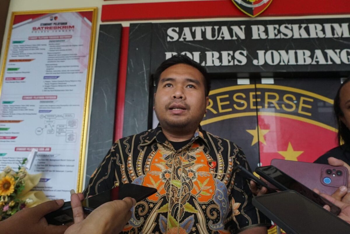 Kasatreskrim Polres Jombang, AKP Dimas Robin Alexander saat dimintai keterangan mengenai hasil autopsi lansia. (Karimatul Maslahah/Kabarterdepan.com)