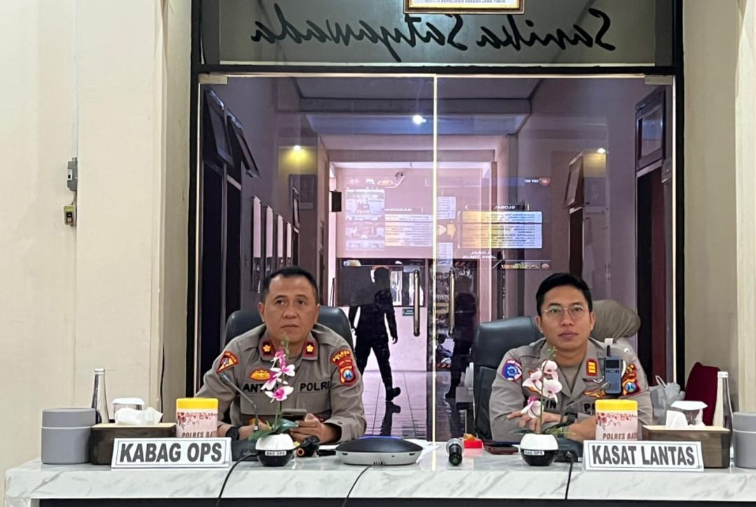 Kasat Lantas Polres Batu, AKP Kevin Ibrahim, S.Tr.K., S.I.K., saat menjelaskan, Latpraops bertujuan untuk meningkatkan kemampuan, serta kesiapsiagaan personel dalam melaksanakan Operasi Zebra Semeru 2025. (Yan)