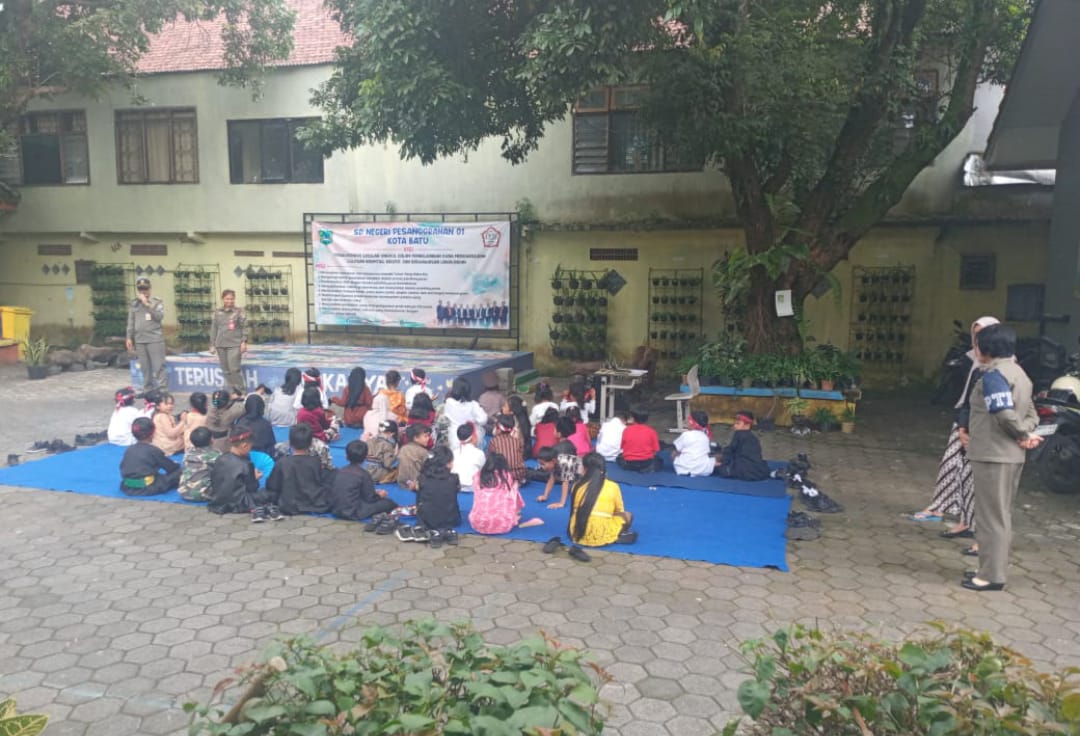 Tim Satgas Anti-Bullying Satpol PP Kota Batu, saat tengah melaksanakan sosialisasi di SDN Sisir 06 Kota Batu. (Yan)