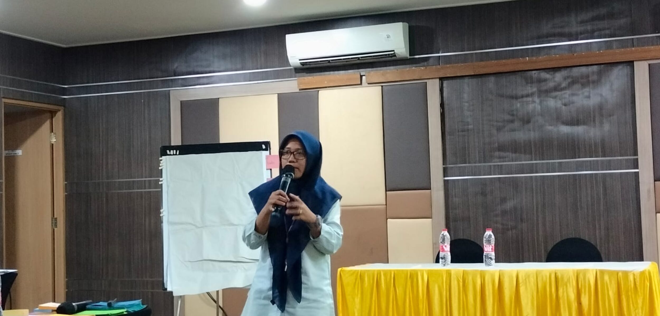 Direktur WCC Jombang, Ana Abdillah saat memberikan keterangan. (Karimatul Maslahah/Kabarterdepan.com)