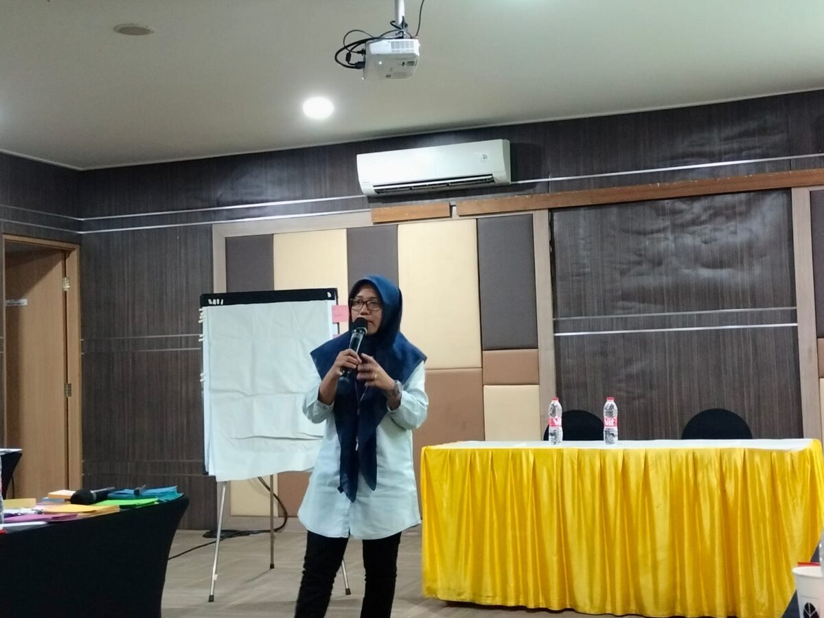 Direktur WCC Jombang, Ana Abdillah saat memberikan keterangan mengenai kekerasan seksual kolektif. (Karimatul Maslahah/Kabarterdepan.com)