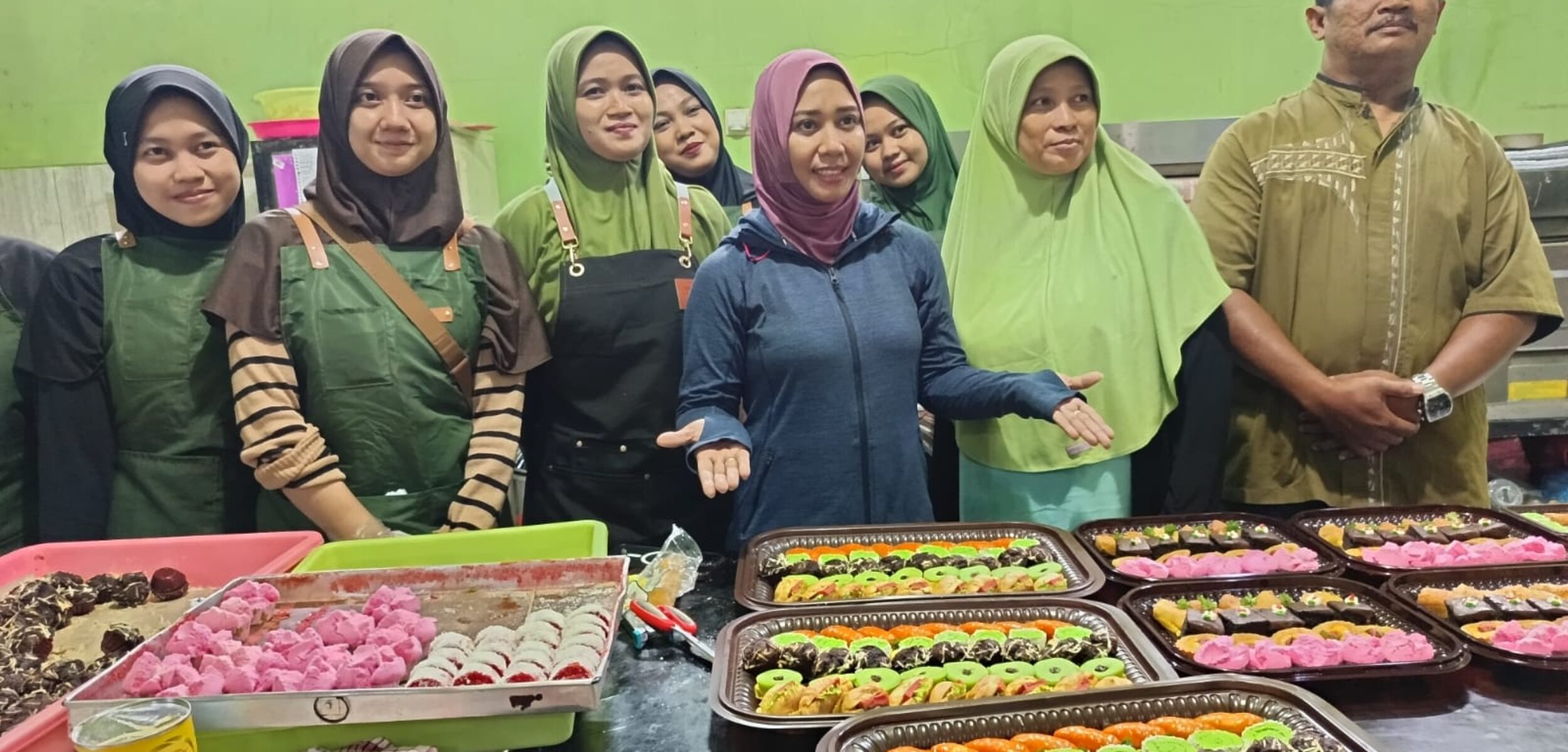 Wali Kota Mojokerto Ika Puspitasari melakukan kunjungan Rumah Kue Balongsari. (Ezra/Kabarterdepan.com)