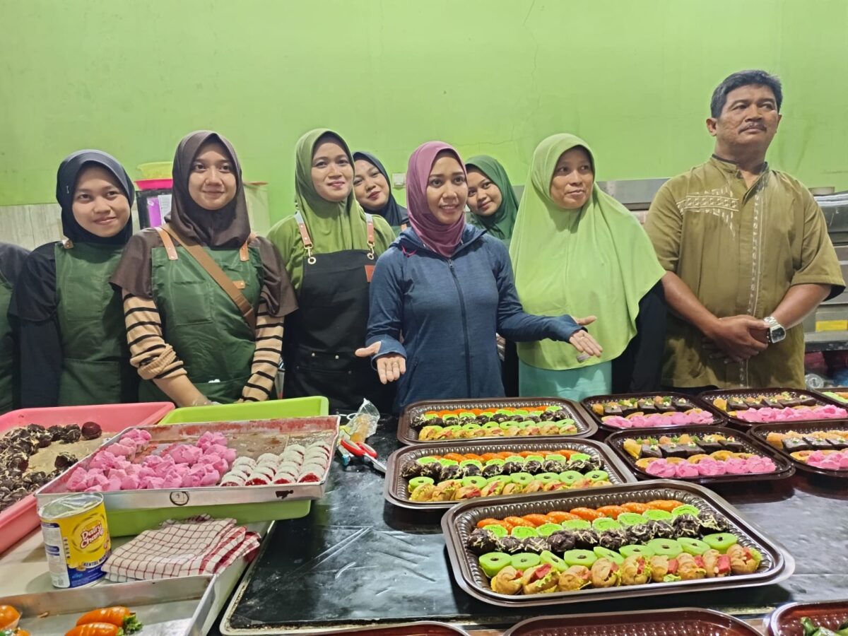Wali Kota Mojokerto Ika Puspitasari melakukan kunjungan Rumah Kue Balongsari. (Ezra/Kabarterdepan.com)