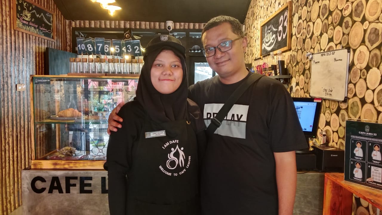 Sherly, seorang penyandang disabilitas yang bekerja di Cafe Lawu. (Innka Christy)