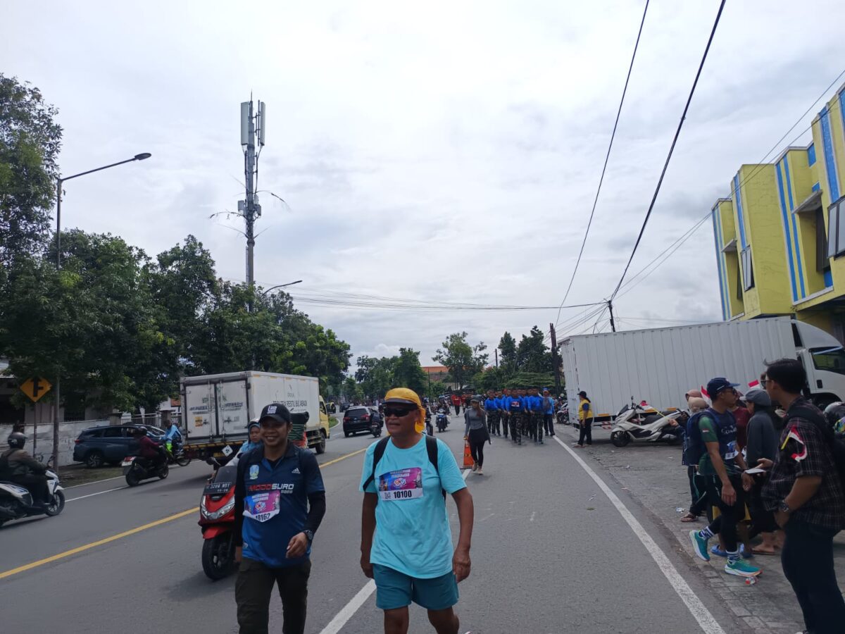 WhatsApp Image 2025 11 15 at 5.09.43 PM 1 Peserta Gerak Jalan Mojokerto–Surabaya. (Ezra)