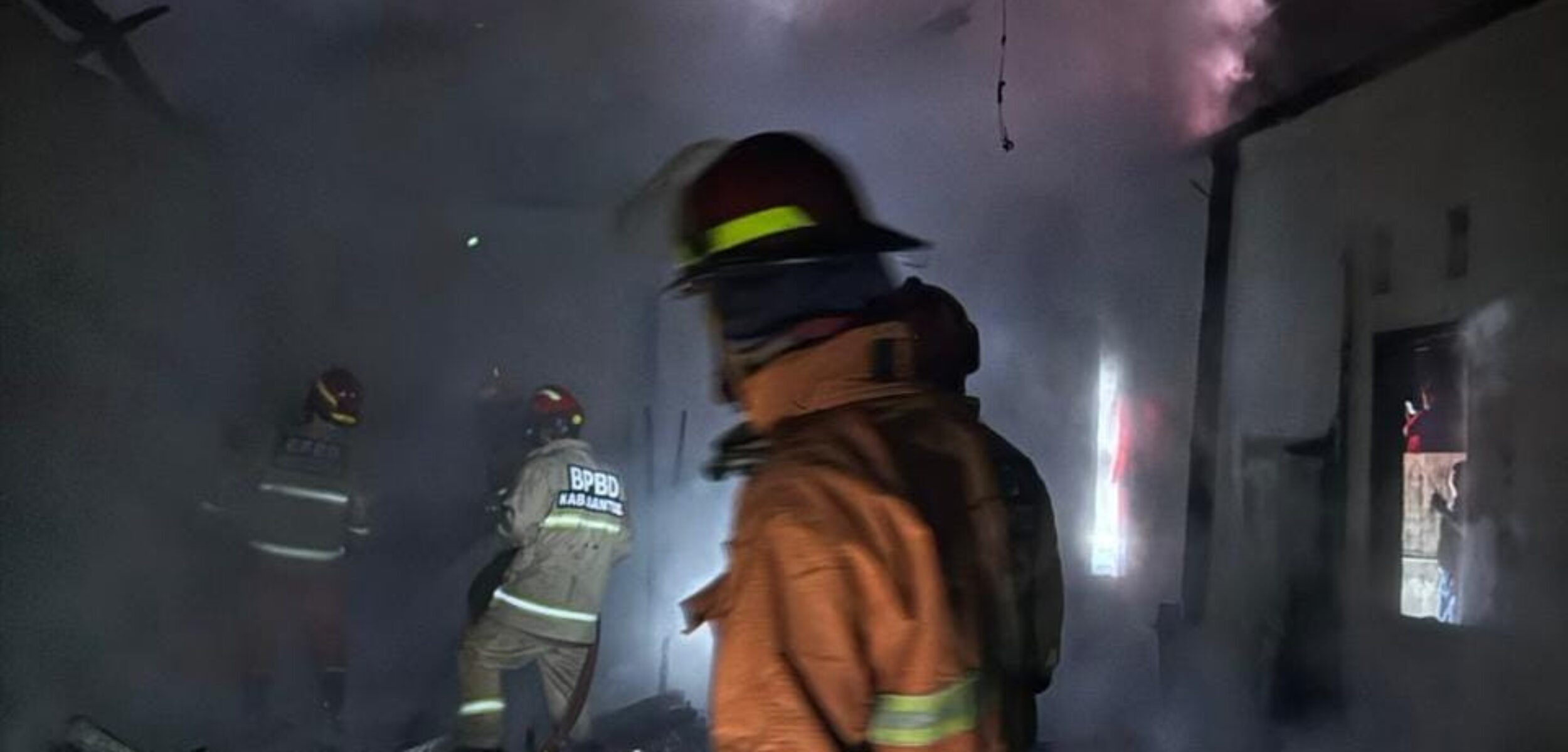 Petugas Pemadam kebakaran saat memadamkan api di salah satu rumah warga di Jogotirto, Berbah, Sleman, Jumat (14/11/2025). (Damkar Sleman for Kabarterdepan.com)