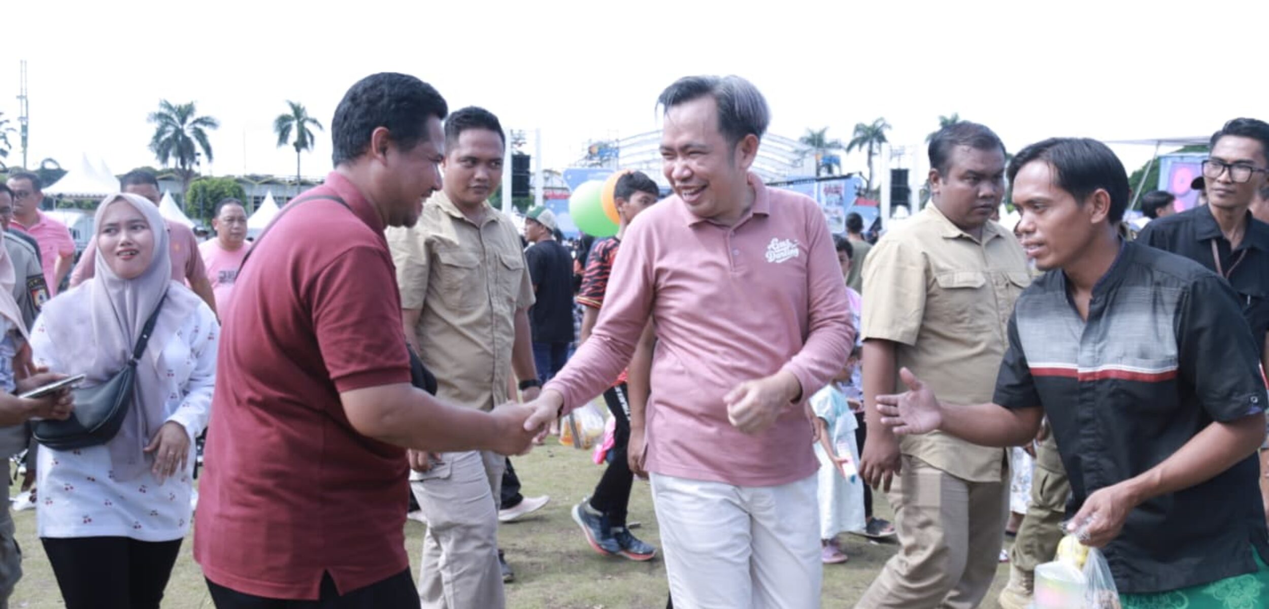 Ribuan peserta mengikuti jalan sehat bersama Bupati Jember, Gus Fawait dalam kegiatan Karnaval SCTV 2025. (LN/Kabarterdepan.com)