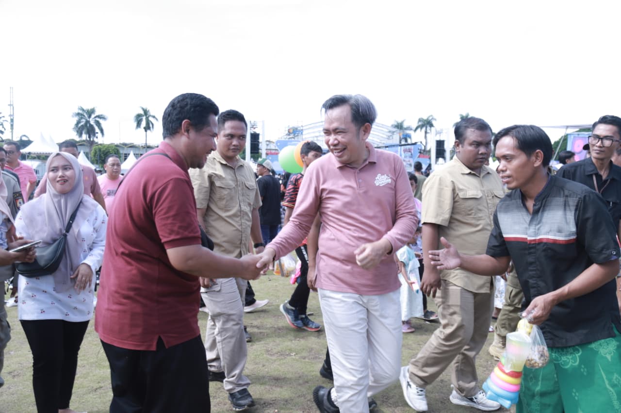 Ribuan peserta mengikuti jalan sehat bersama Bupati Jember, Gus Fawait dalam kegiatan Karnaval SCTV 2025. (LN/Kabarterdepan.com)