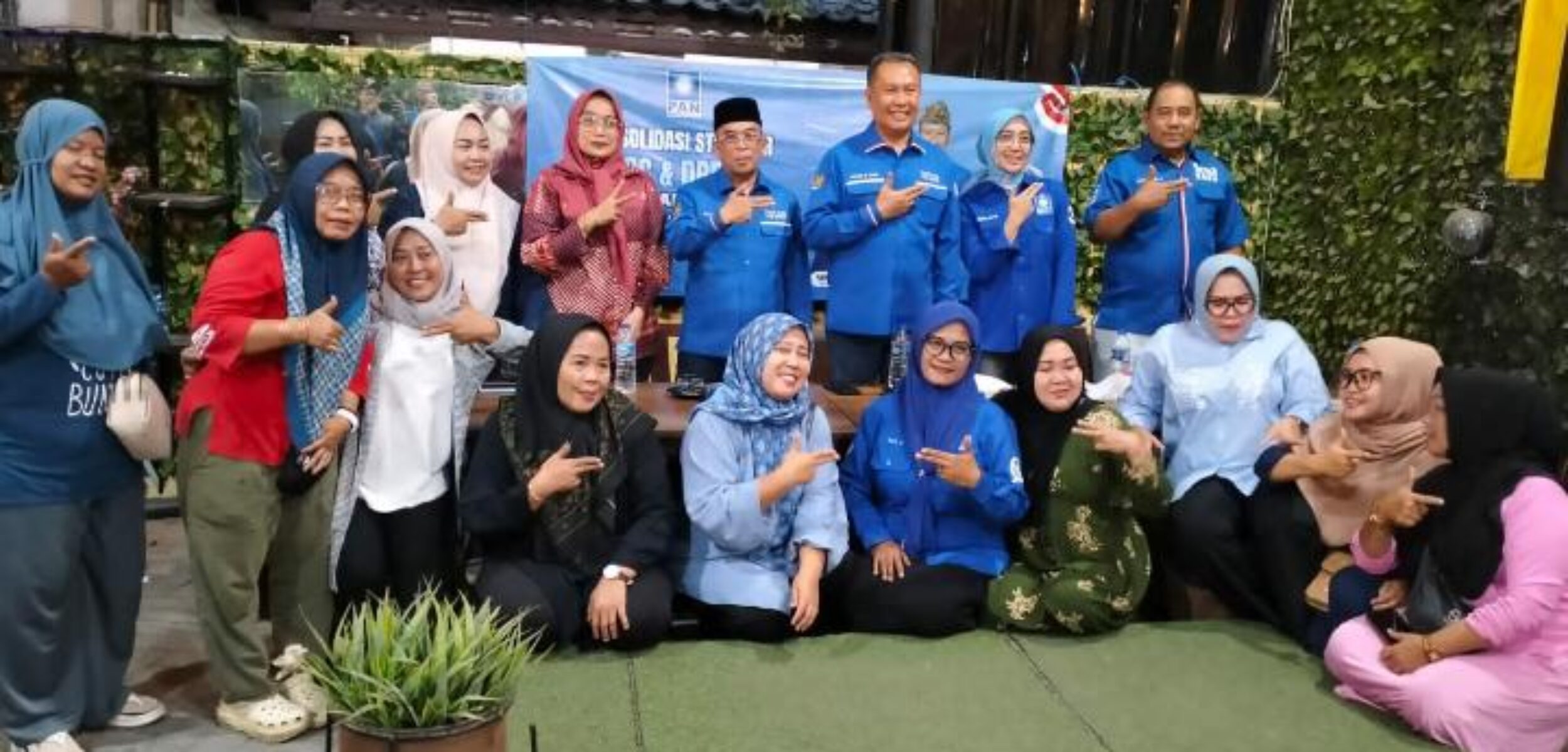 Ketua DPD PAN serta pengurus saat konsolidasi di DPC Bekasi Utara. (Yanso/Kabarterdepan.com)