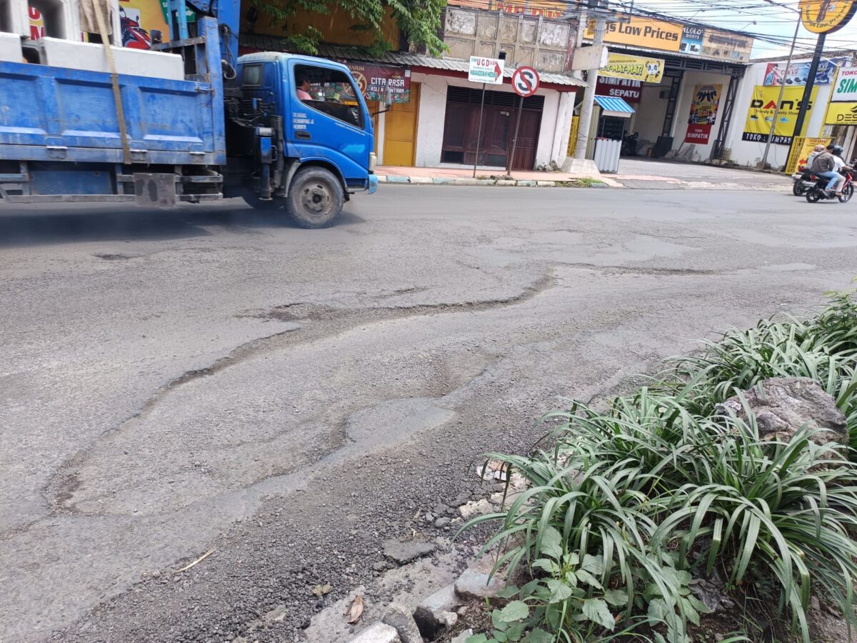 Jalan berlubang di Mojosari. (Ezra/Kabarterdepan.com)