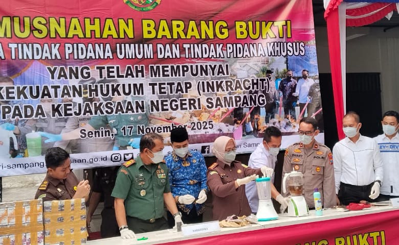 Kejari Sampang lakukan pemusnahan barang bukti di halaman depan kejari (fais/kabarterdepan.com)