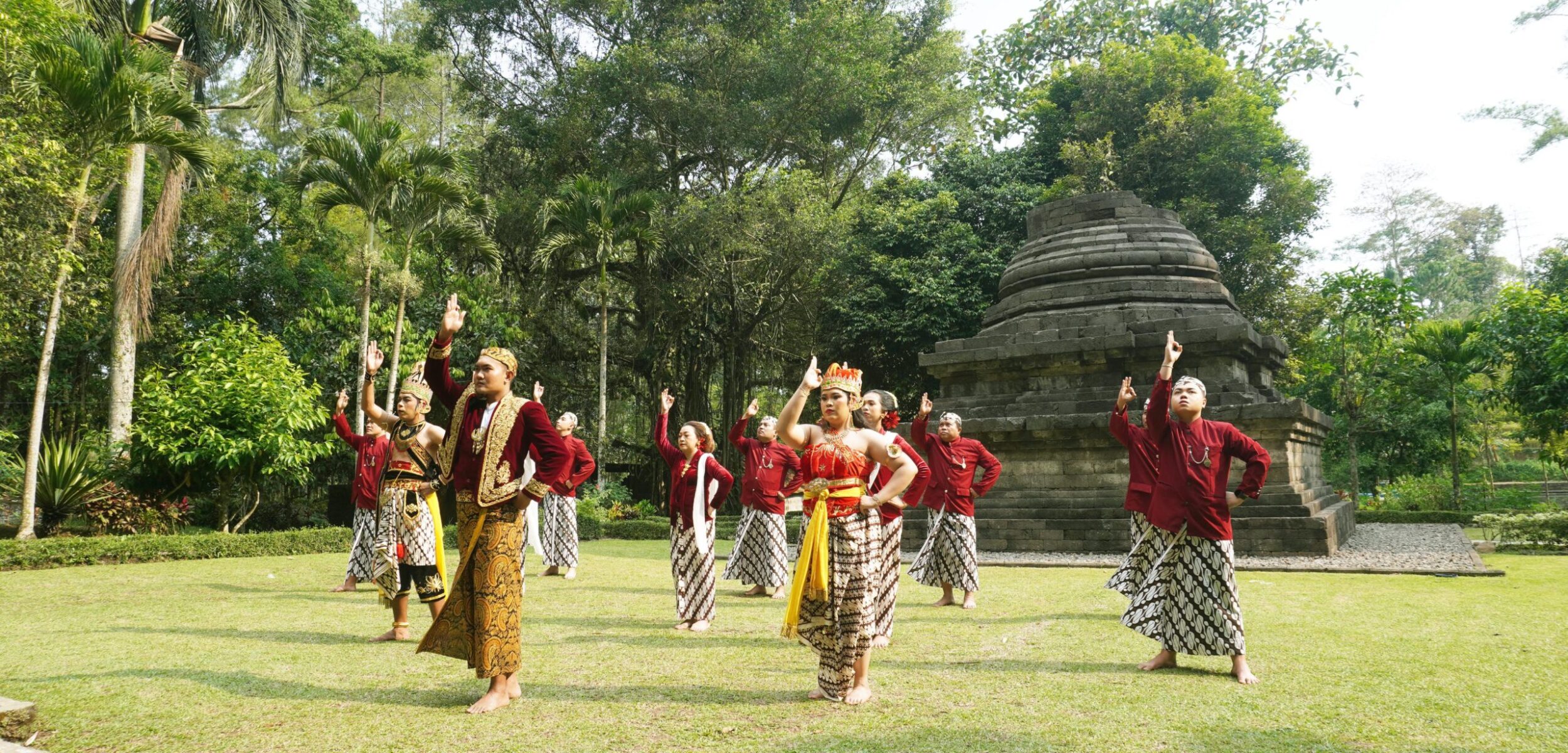 Grand Mercure Malang Mirama meluncurkan video klip terbaru dari grup paduan suara internal mereka, Mirama Choir yang berjudul Fantasi. (Grand Mercure Malang Mirama for Kabar Terdepan)