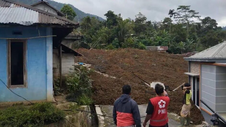 Longsor besar mengguncang Dusun Situkung, Desa Pandanarum, Banjarnegara. (Tangkapan layar video Tiktok)