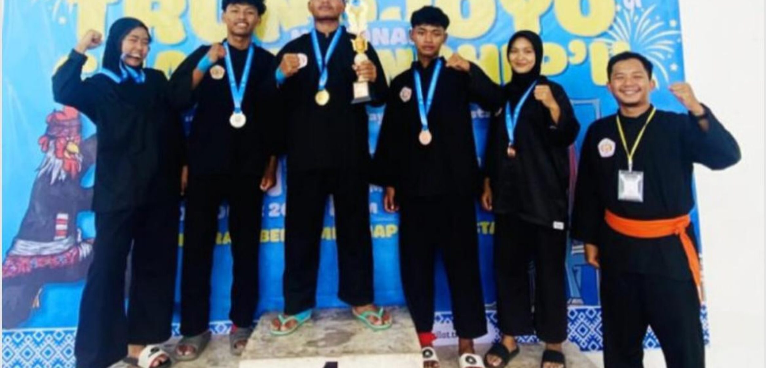 Marvel saat naik podium dengan mengalungkan mendali emas (fais/kabarterdepan.com)