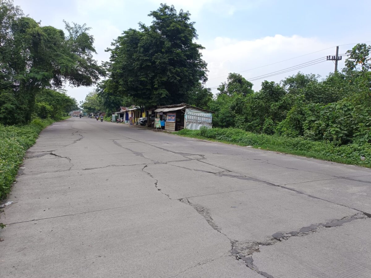 Jalan rusak dan retak yang terletak di Jalan KH Abdul Aziz, Kabupaten Mojokerto. (Ezra/Kabarterdepan.com)