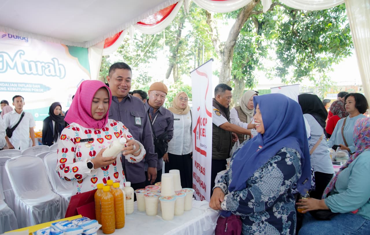 Wali Kota Mojokerto Ika Puspitasari saat meninjau gelaran Pasar Murah Mojokerto. (Kominfo Kota Mojokerto)