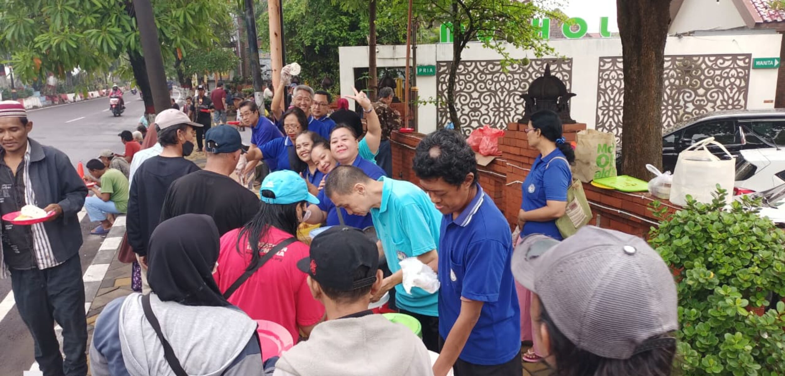 Sahabat Sosial Berbagi (SSB) Mojokerto mengadakan kegiatan makan gratis. (Ezra/Kabarterdepan.com)