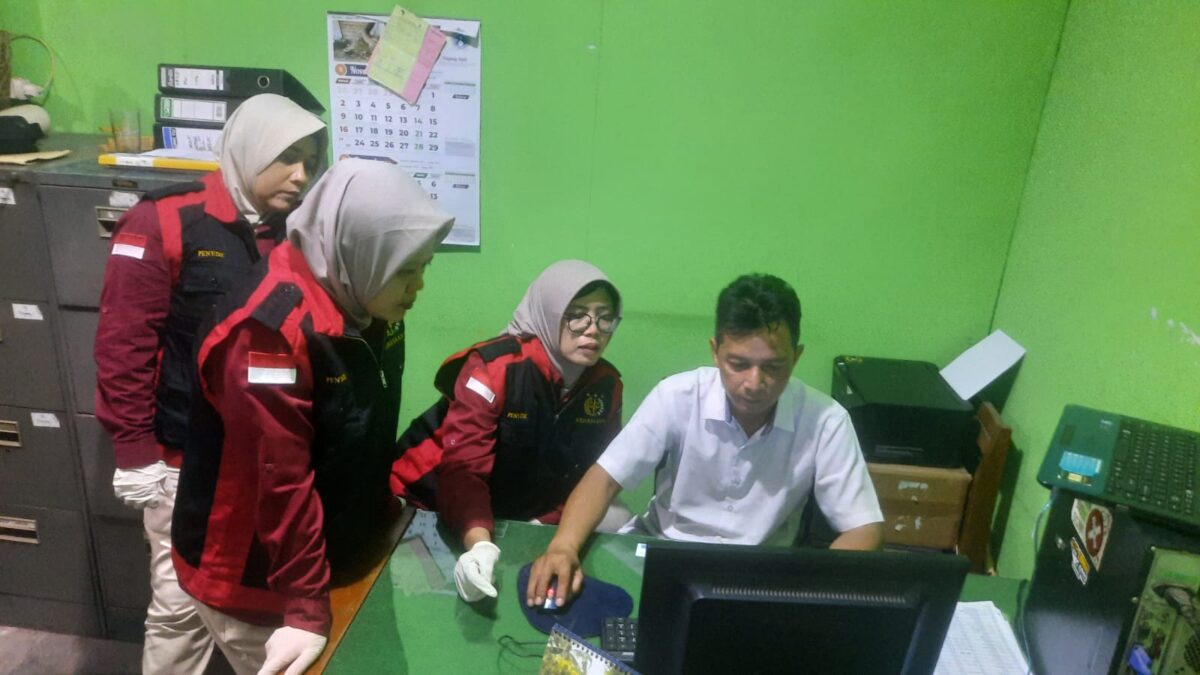 Penyidik Kejaksaan Tinggin (Kejati) DIY melakukan pemeriksaan di kantor Badan Usaha Kredit Desa (BUKP) Tegalrejo, Kota Yogyakarta, DIY, Kamis (20/11/2025). (Kejati DIY for kabarterdepan.com)