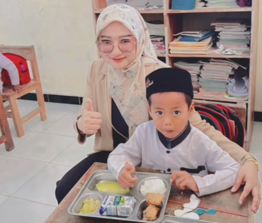 Kepala SPPG Gunung Sekar, Chorirunisak (Tangkapan layar Tiktok @nisakchoii)
