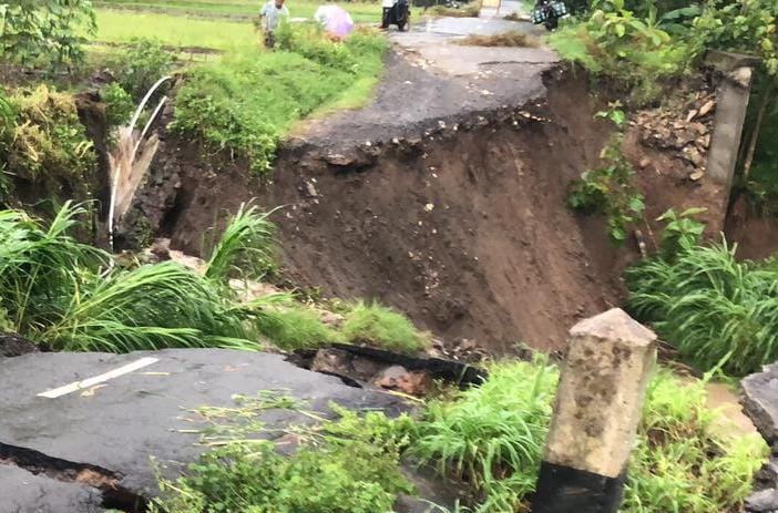 Kondisi jalan terputus di Sriharjo, Imogiri, Bantul, usai longsor pada Jumat sore (21/11/2025). (Hadid Husaini/Kabarterdepan.com)