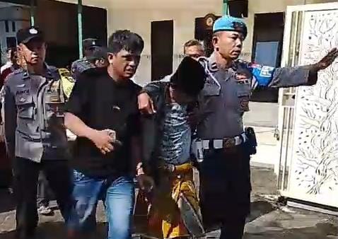 WhatsApp Image 2025 11 22 at 8.24.01 AM 1 Dua pelaku pencuri di toko pasar Bandung, Diwek, Jombang, saat ditangkap polisi. (Istimewa)