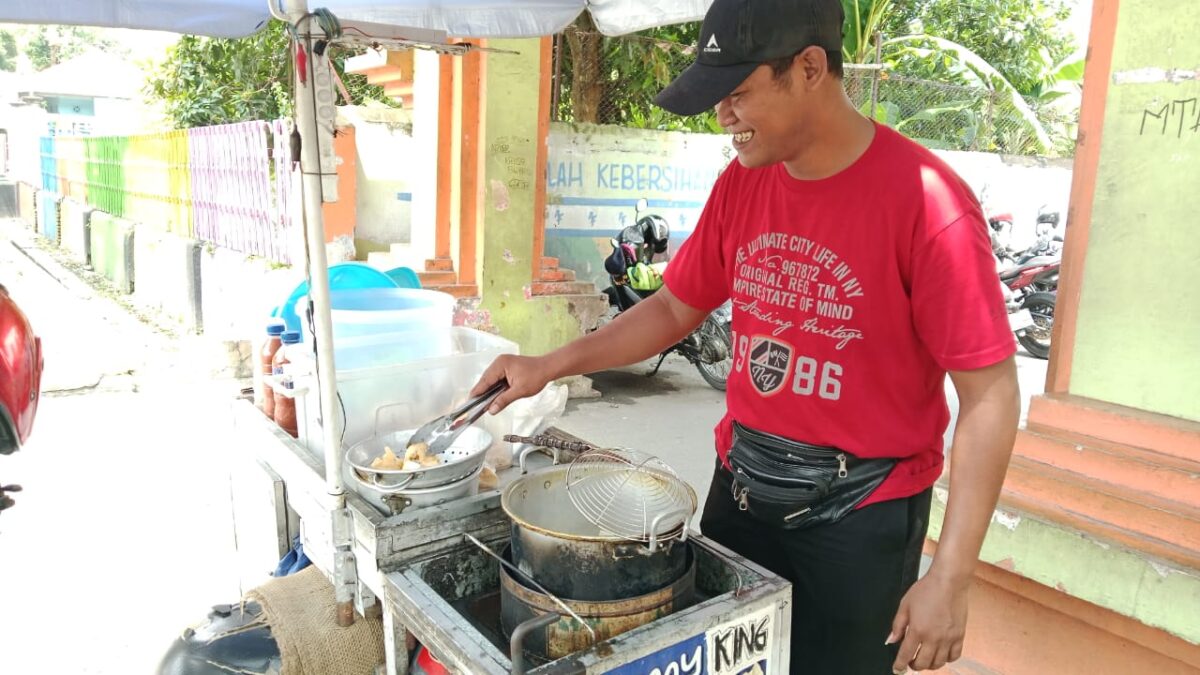 Penjual siomay goreng di gang sebelah Sekolah Menengah Pertama Negeri 2 Kota Mojokerto. (Ezra/Kabarterdepan.com)