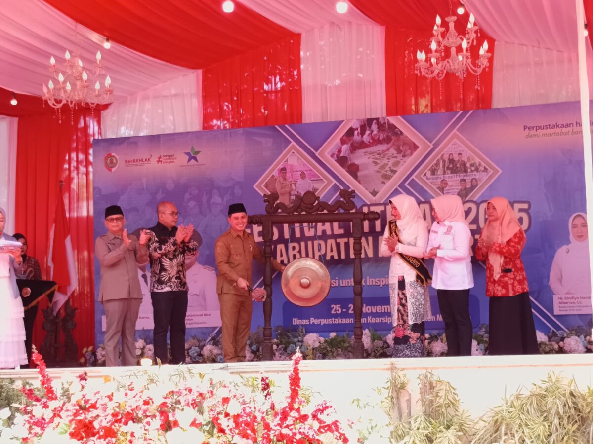 Bupati Mojokerto Muhammad Al Barra saat membuka Festival Literasi 2025 Kabupaten Mojokerto. (Ezra/Kabarterdepan.com)
