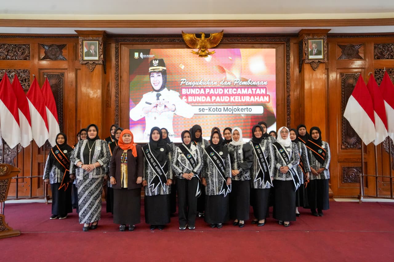 Wali Kota Mojokerto Ika Puspitasari saat memimpin upacara Pengukuhan Bunda PAUD Kecamatan dan Kelurahan se-Kota Mojokerto untuk masa bakti 2025–2030. (Kominfo Kota Mojokerto)