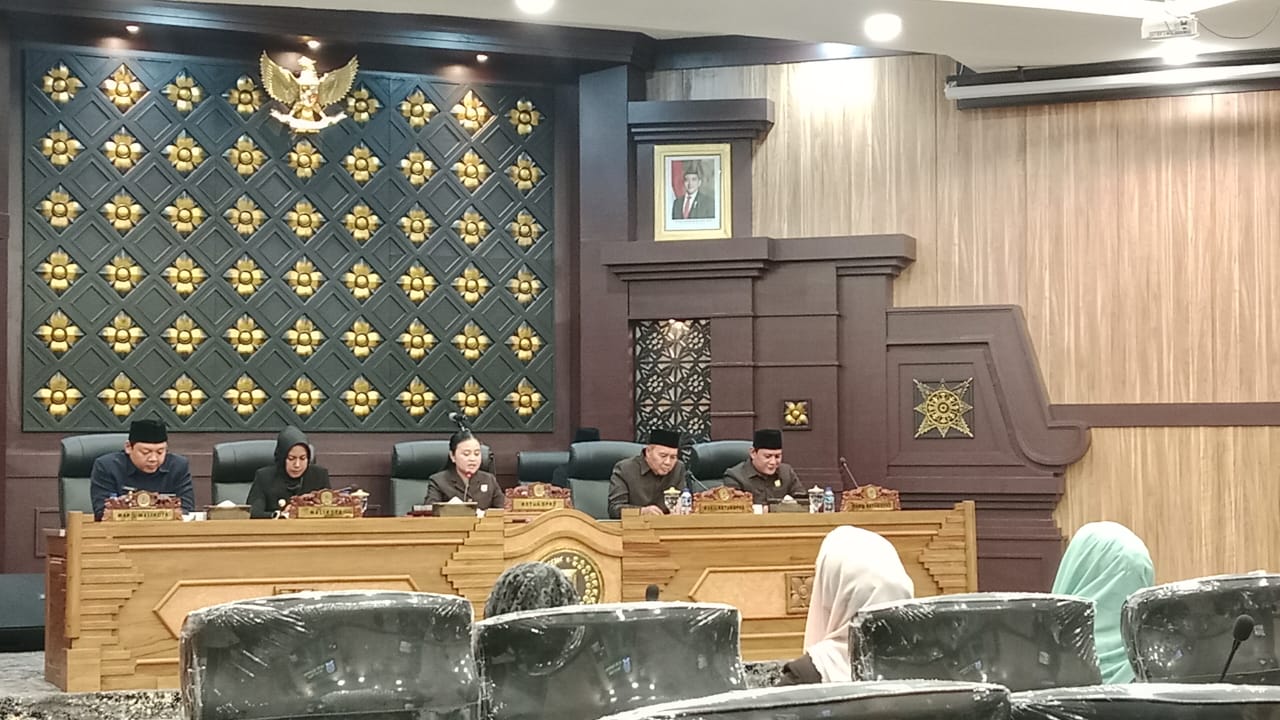 DPRD Kota Mojokerto menegaskan komitmen perlindungan bagi guru dan tenaga kependidikan dalam rapat paripurna. (Innka/kabarterdepan.com)