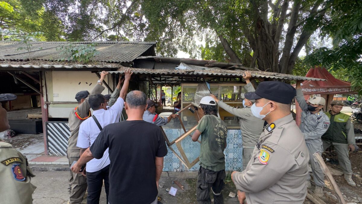 Distaru Kota Bekasi saat melakukan pembongkaran bangunan liar di Kelurahan Duren Jaya. (Yanso)