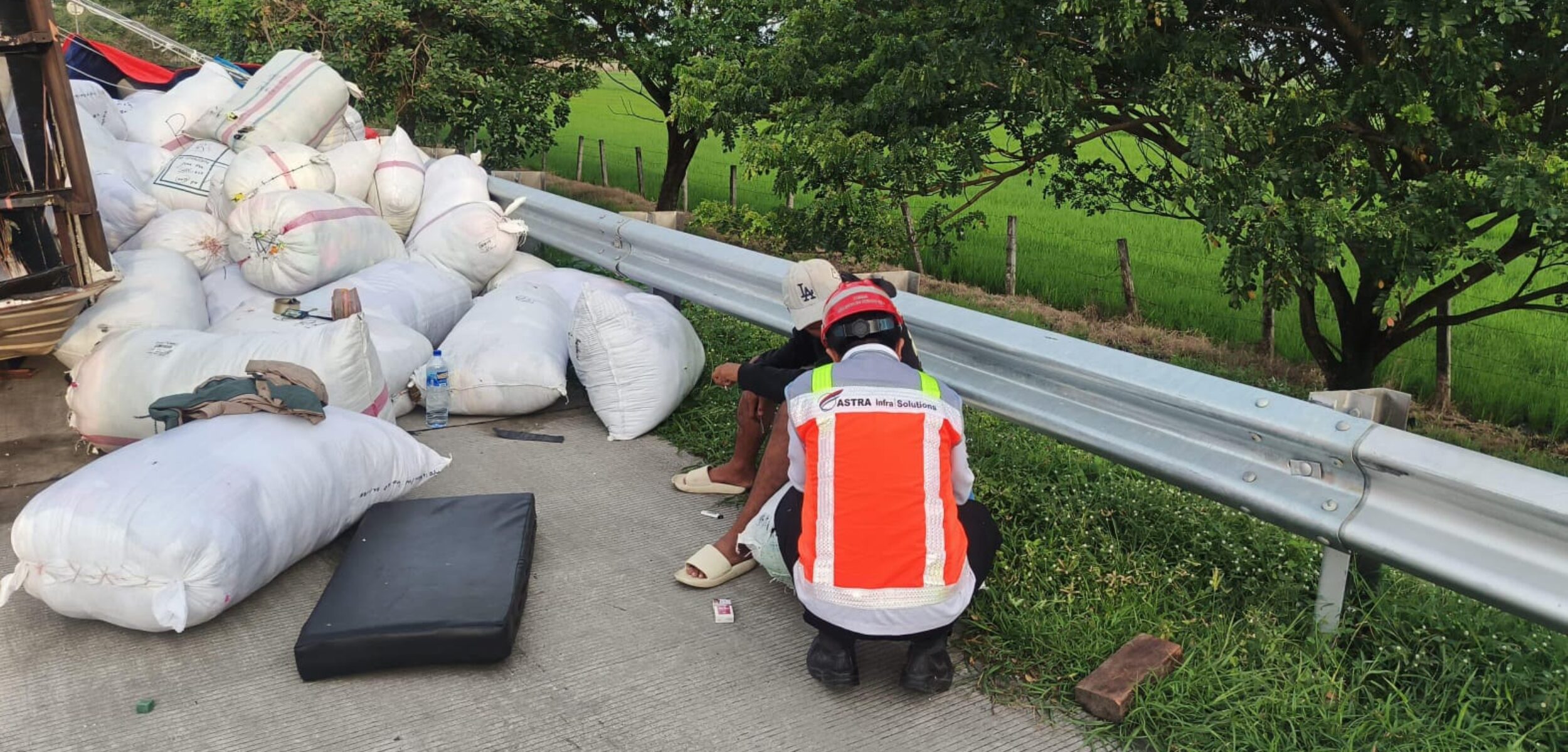 Petugas saat melakukan evakuasi kendaraan laka lantas di tol Jombang-Mojokerto. (Karimatul Maslahah/Kabarterdepan.com)