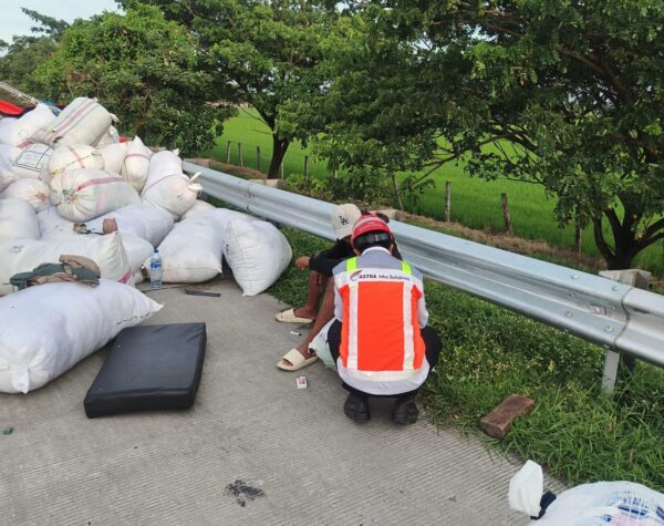 Truk Bermuatan Kain Terguling di Tol Jombang, Begini Kondisi Pengemudi