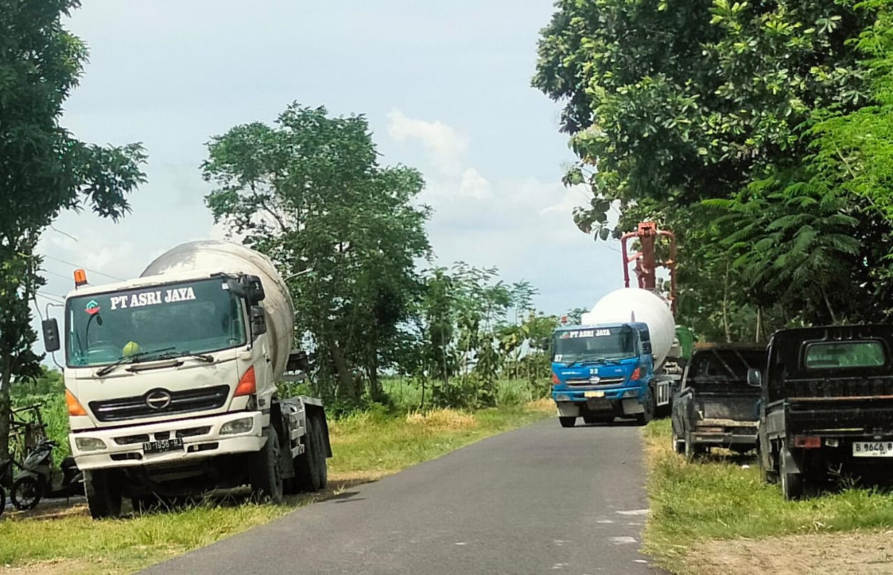 Truk mixer terparkir di pinggiran jalan untuk pengerjaan pembangunan Jitut di Desa Godong, Gudo, Jombang. (Karimatul Maslahah/Kabarterdepan.com)