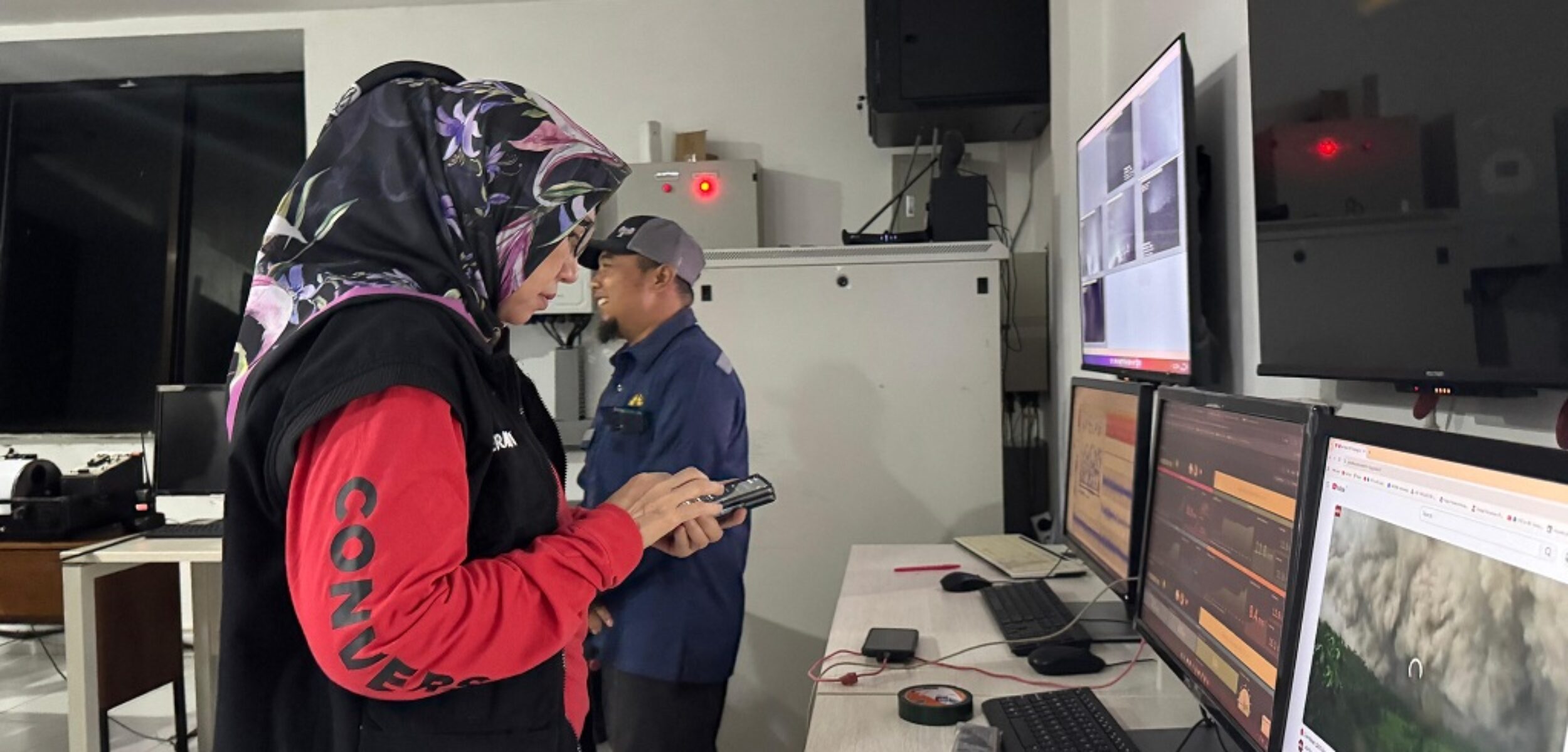 Petugas memantau perkembangan erupsi Gunung Semeru. (Kominfo Lumajang/kabarterdepan.com)