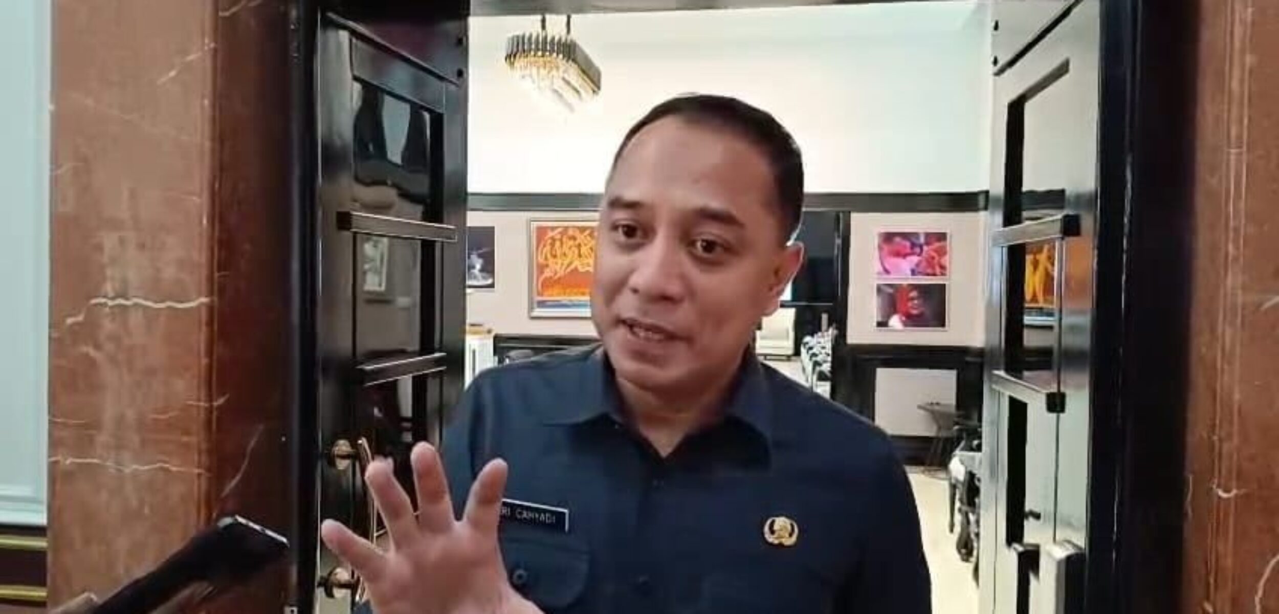 Wali Kota Surabaya, Eri Cahyadi menonaktifkan admin medsos yang viral. (Kominfo Kota Surabaya)