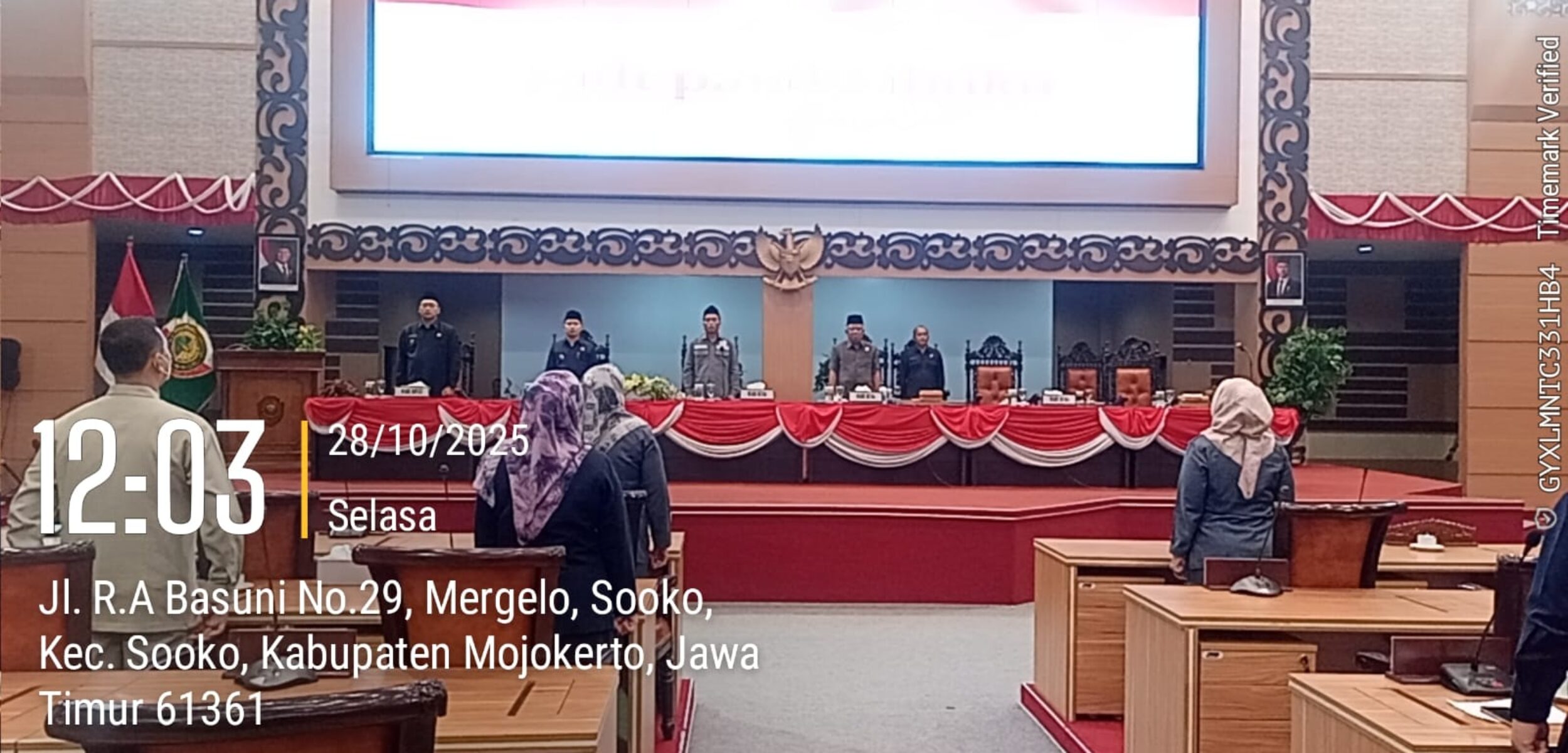 Bupati Mojokerto Muhammad Albarra dalam Rapat Paripurna DPRD Kabupaten Mojokerto dengan agenda Penyampaian Jawaban Bupati Mojokerto atas Pandangan Umum Fraksi-fraksi terhadap Rancangan Peraturan Daerah tentang Anggaran Pendapatan dan Belanja Daerah Tahun Anggaran 2026. (Setwan Kab Mojokerto)