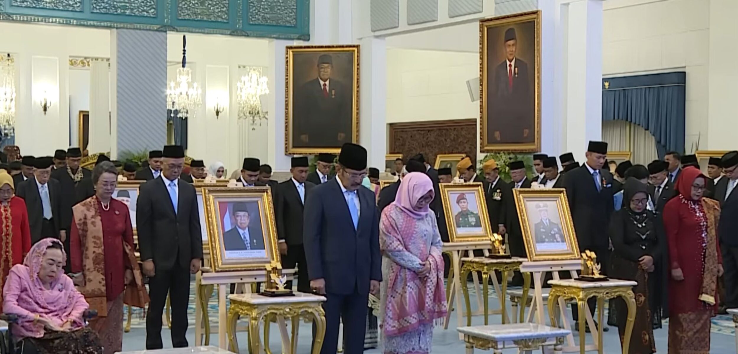 Presiden Prabowo Subianto hari ini (10/11/2025) menganugerahkan gelar Pahlawan Nasional kepada sepuluh tokoh bangsa dalam sebuah upacara kenegaraan. (Tangkapan layar Youtube Sekretariat Negara)