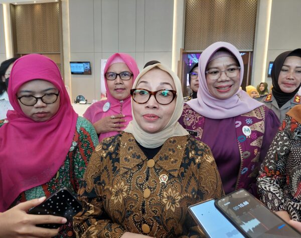 Menteri PPPA Arifah Fauzi bicara pentingnya trauma healing untuk korban bencana. (Husni Habib/Kabarterdepan.com)