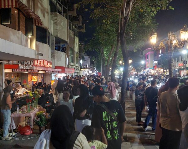 Keramaian warga yang merayakan malam tahun baru di Jalan Tunjungan, Surabaya(Husni Habib/Kabarterdepan.com)