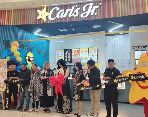 HADIR DI SURABAYA: Pembukaan gerai Carl's Jr (Husni Habib/Kabarterdepan.com)