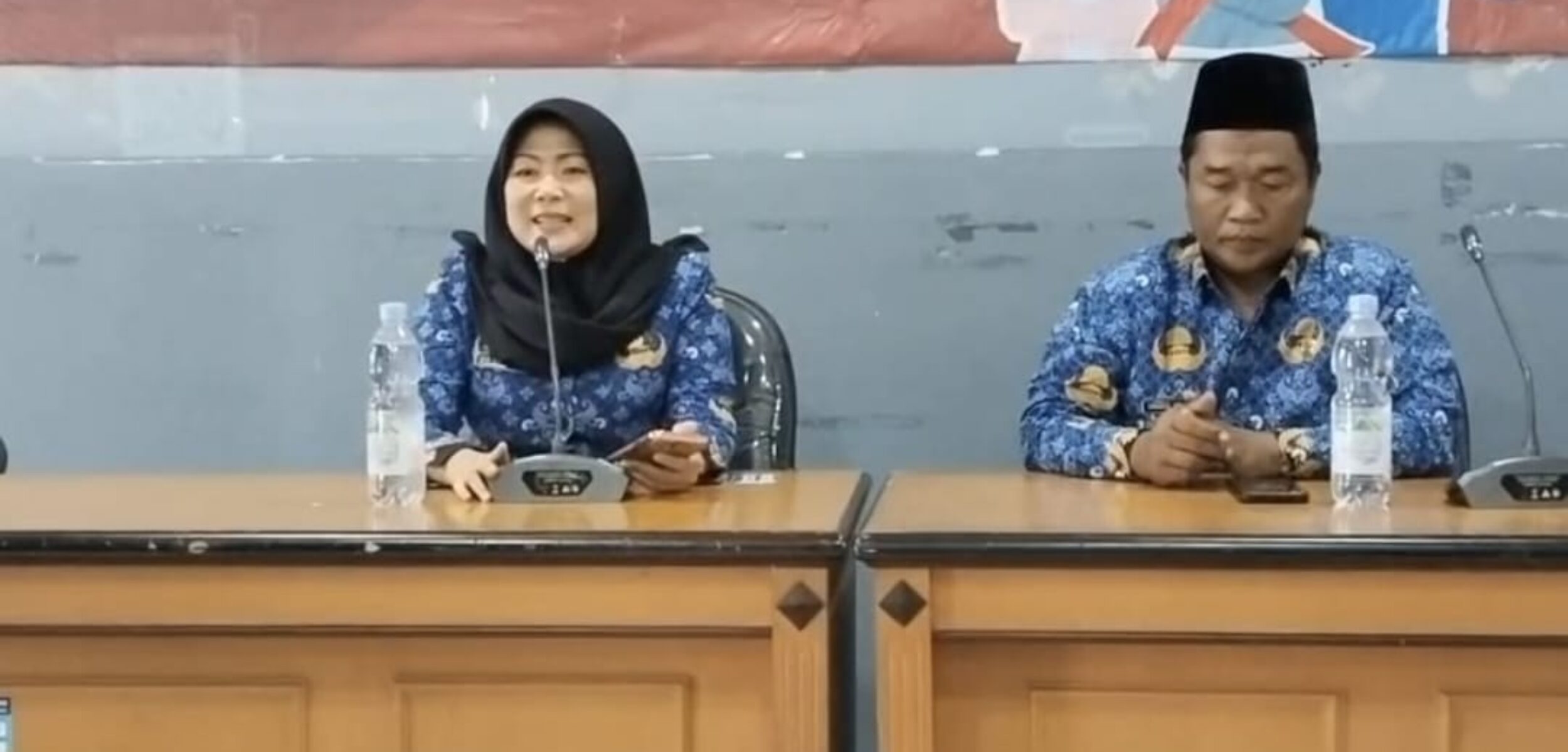 dr. lusi saat menyampaikan sosialisasi pada kegiatan HIV/AIDS di aula Dinkes Sampang (fais/kabarterdepan.com)