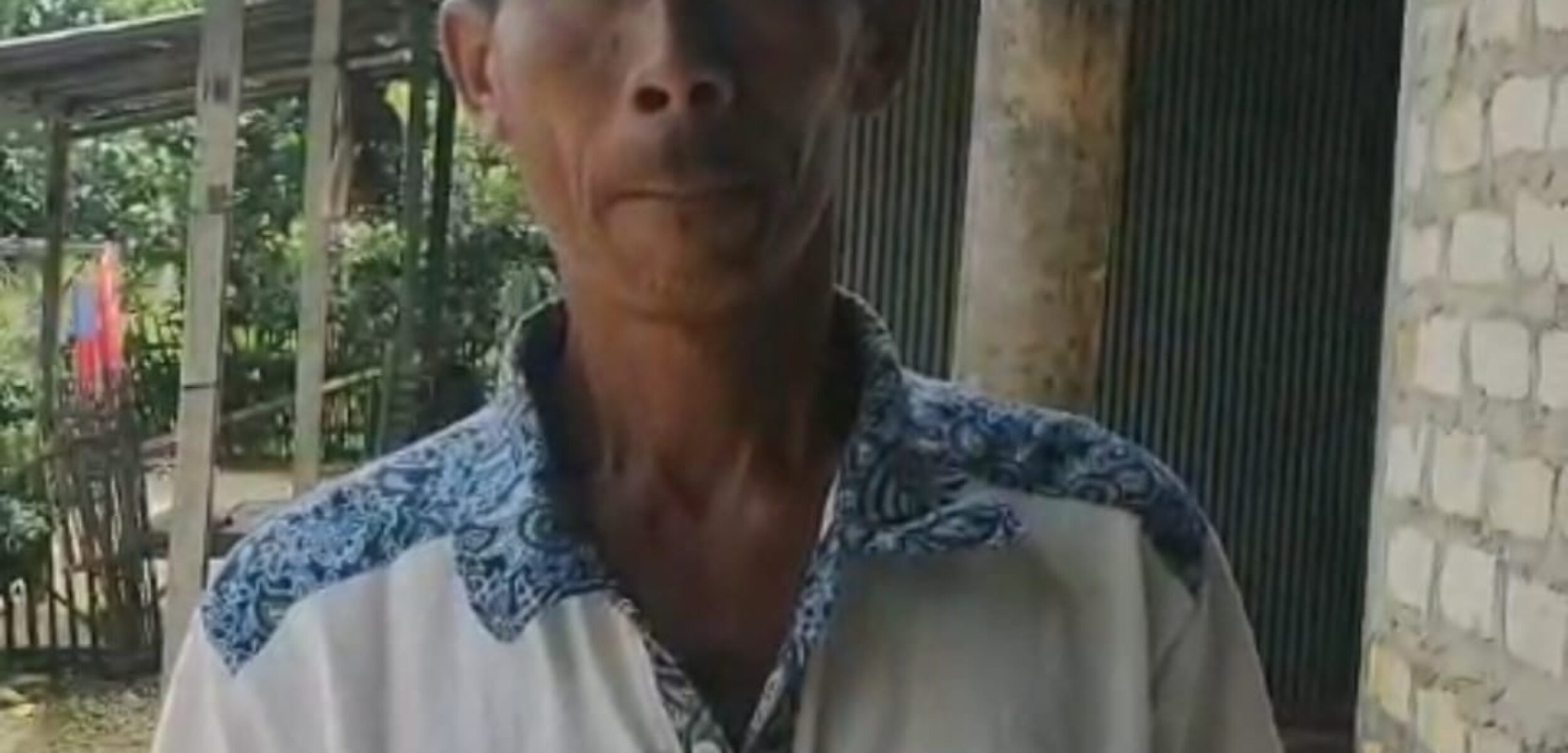 IMG 20251202 WA0122 1 Salah satu warga di Desa Bajrasoka berharap respon cepat PLN Sampang. (fais/kabarterdepan.com)